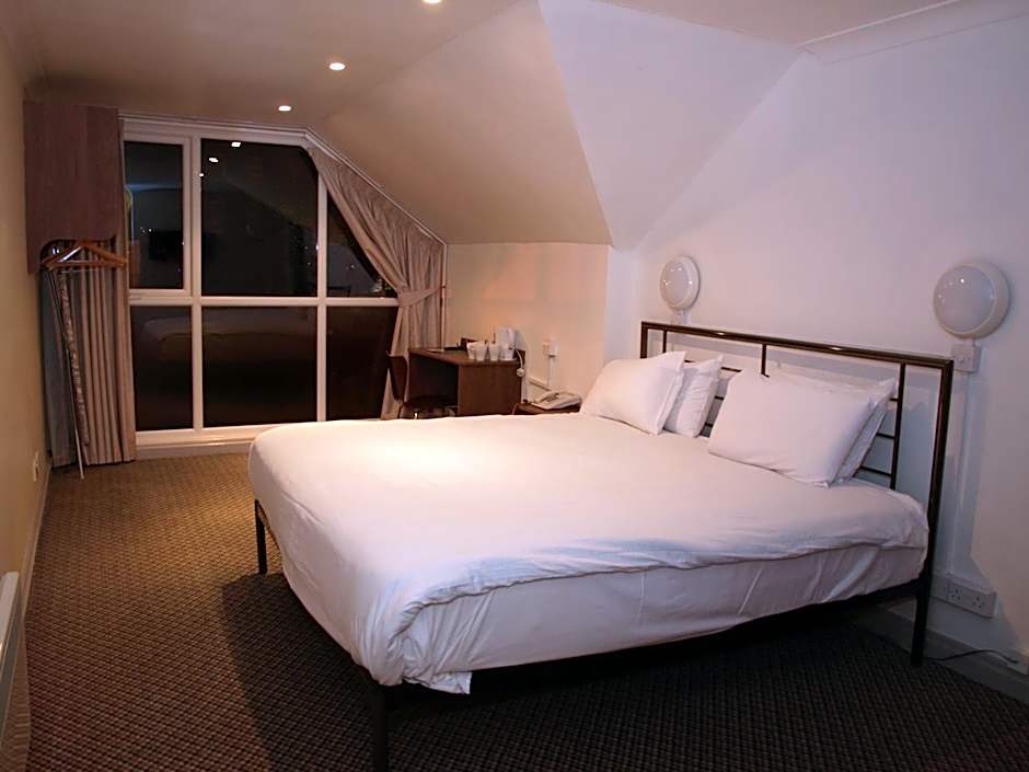 Photo 1 of 19 of Single Room