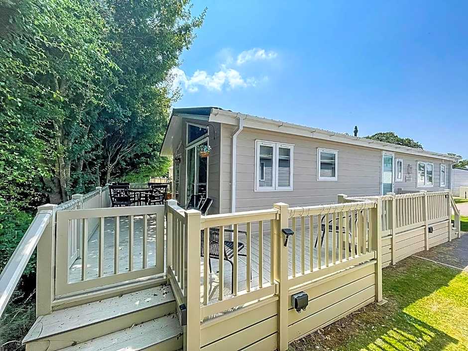 Stunning Lodge With Decking At Oaklands Holiday Park In Essex Ref 39017Rw
