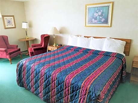 deluxe single room, 1 king bed, refrigerator & microwave