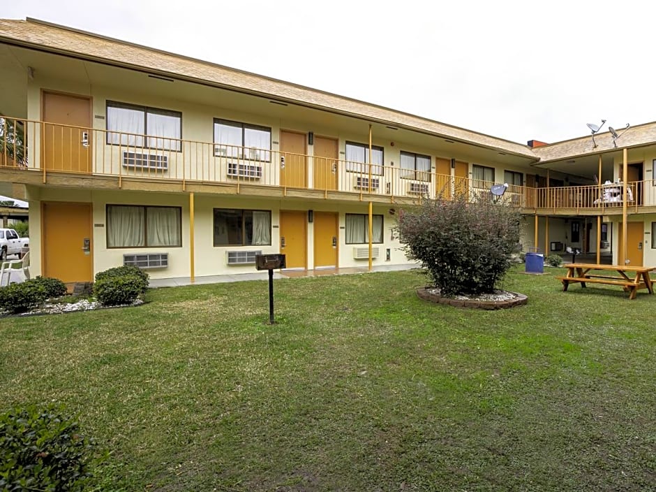 OYO Hotel Lake Charles Hwy 10