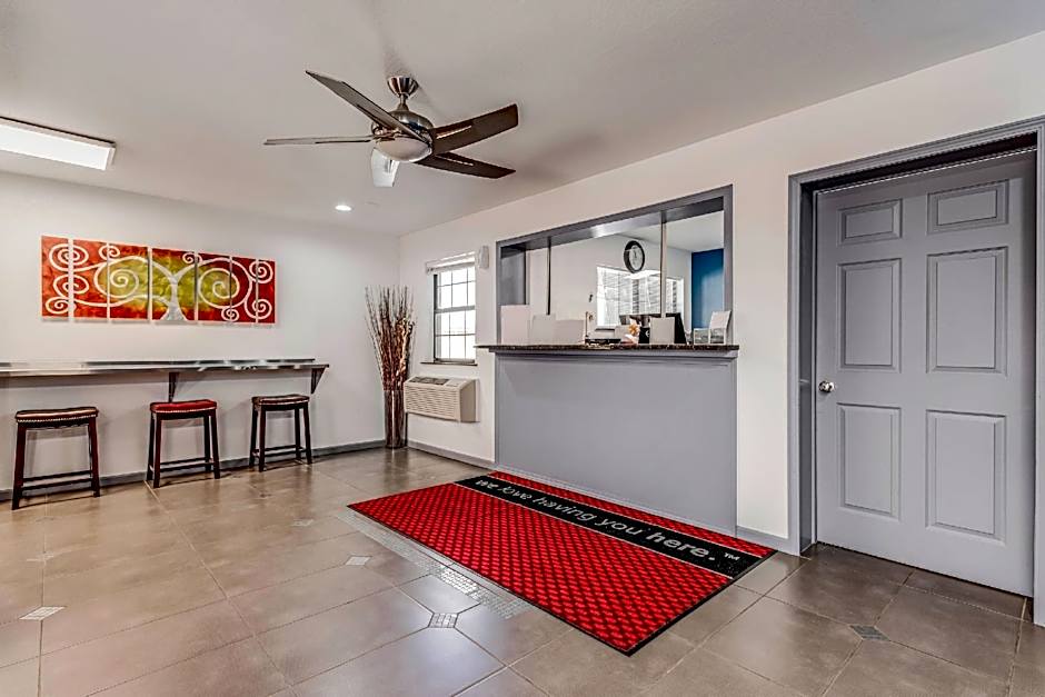 Econo Lodge Inn & Suites