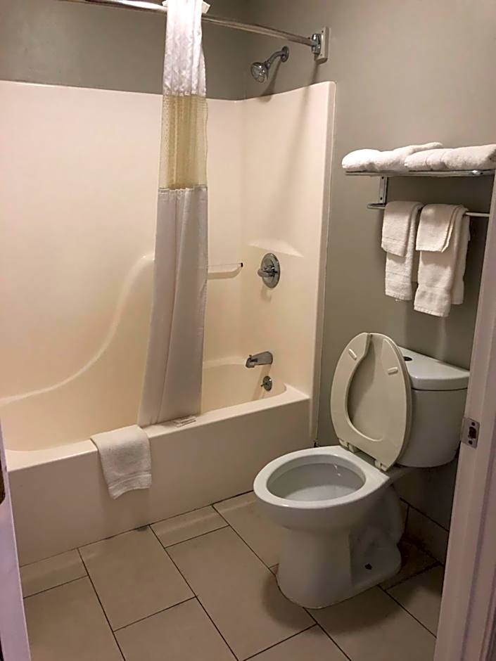 Deerfield Inn and Suites - Fairview