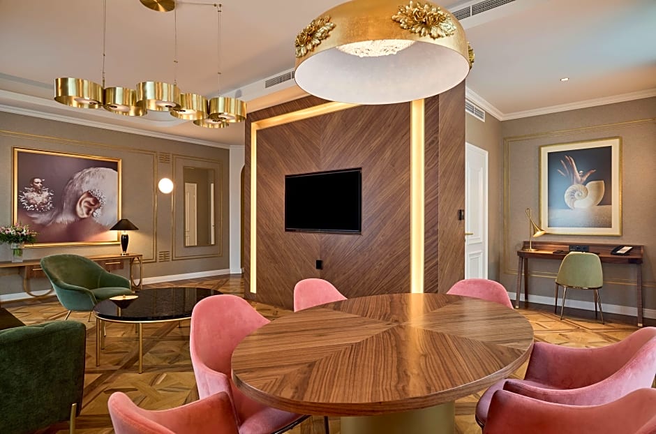 Photo 1 of 6 of Suite