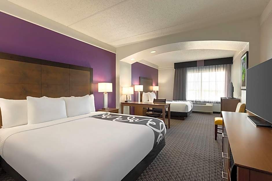 La Quinta Inn & Suites by Wyndham Arlington North Six Flags Drive
