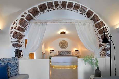 Cave Honeymoon Suite with Outdoor Hot Tub and Caldera View