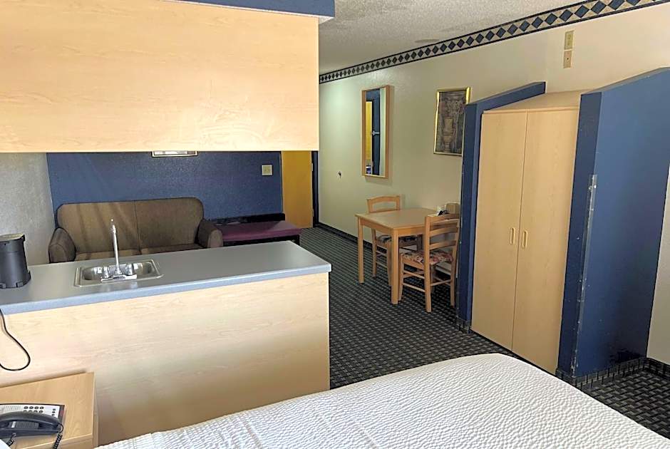 Days Inn & Suites by Wyndham Hutchinson