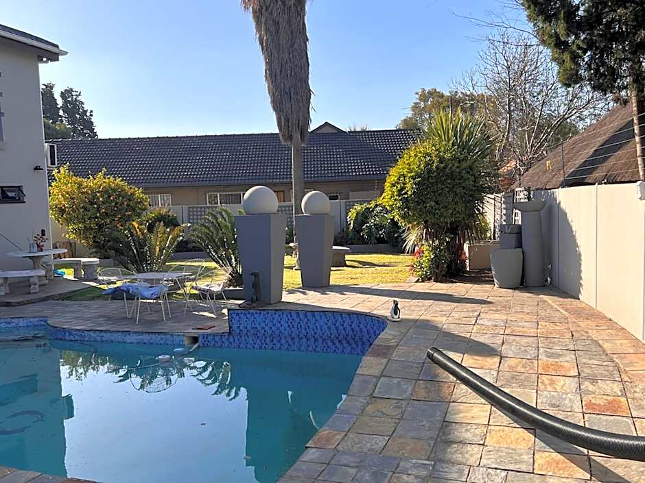 2 Op Terblanche Guesthouse