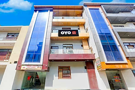 Hotel O Radhika Mohan Seva Sadan