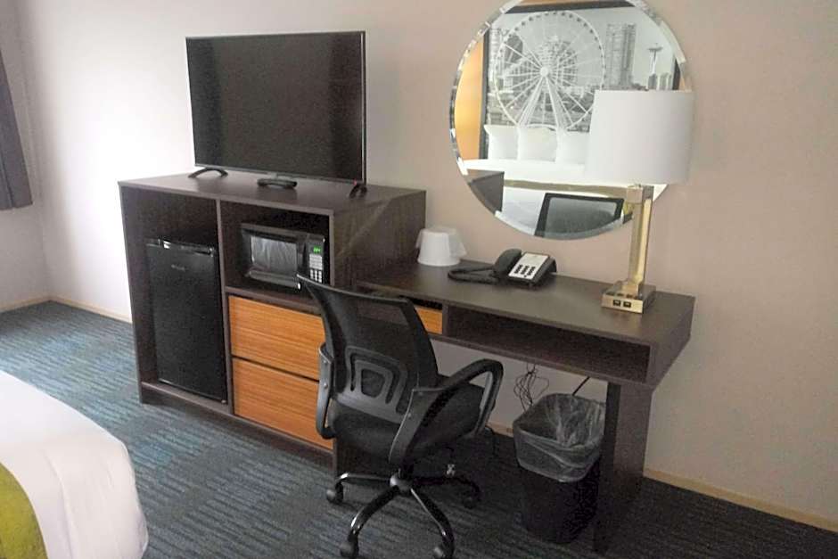 Super 8 by Wyndham Lynnwood