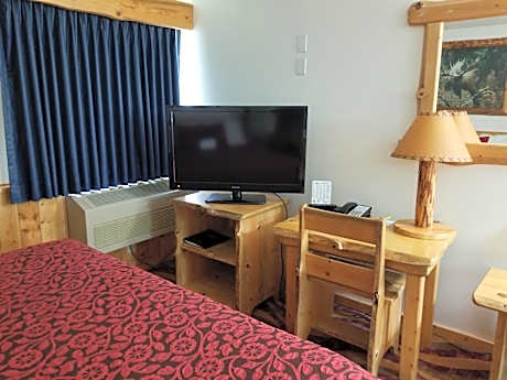 Deluxe King Suite with Spa Bath - Non-Smoking