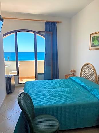 Double or Twin Room with Sea View