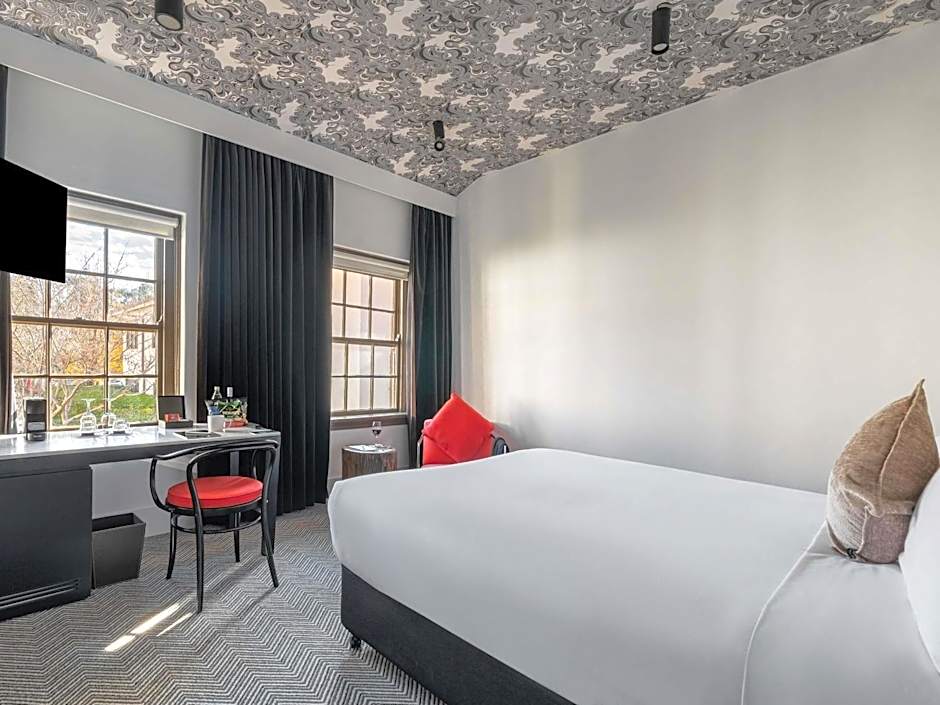 Peppers Gallery Hotel