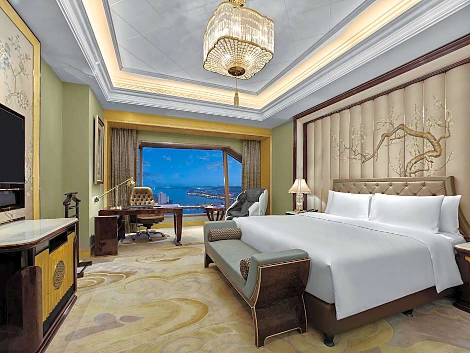 Photo 1 of 7 of Executive 1 King Bed, Lake View