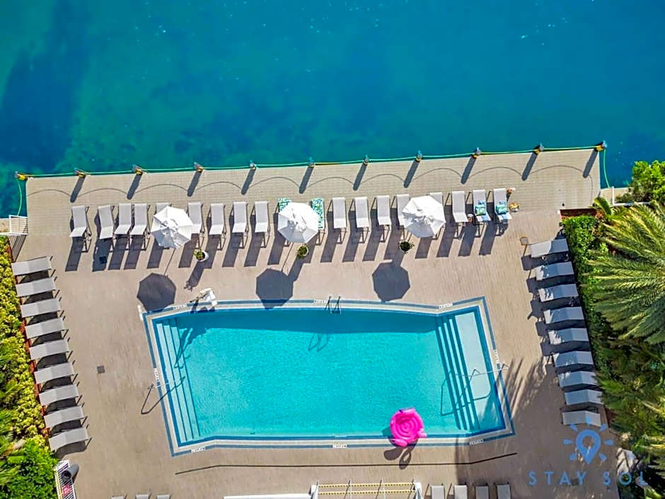 Spectacular View wBalcony Pool