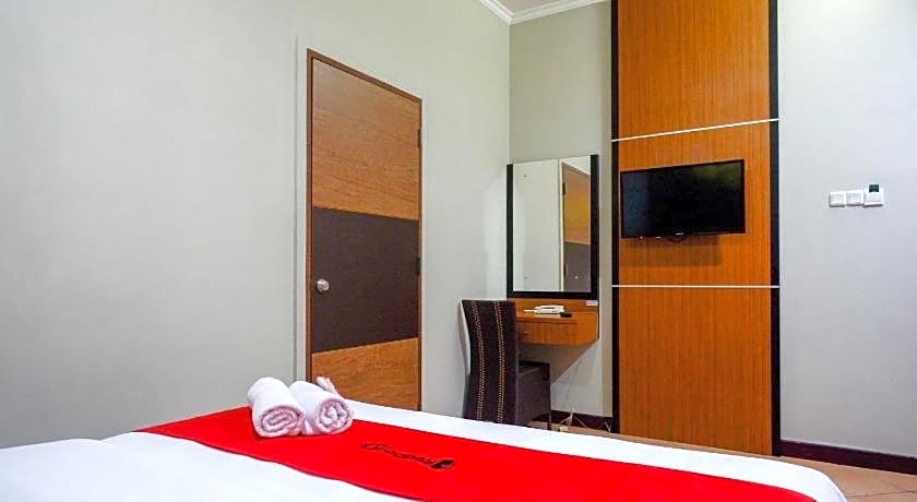 RedDoorz Plus near Amplaz Yogyakarta