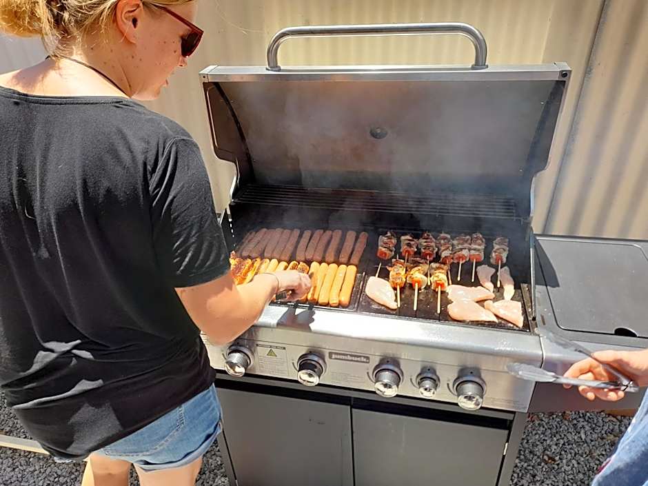 Ozi Inn Backpackers - Perth -Valid International Passport Required