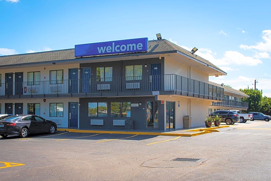 Motel 6-Lantana, FL