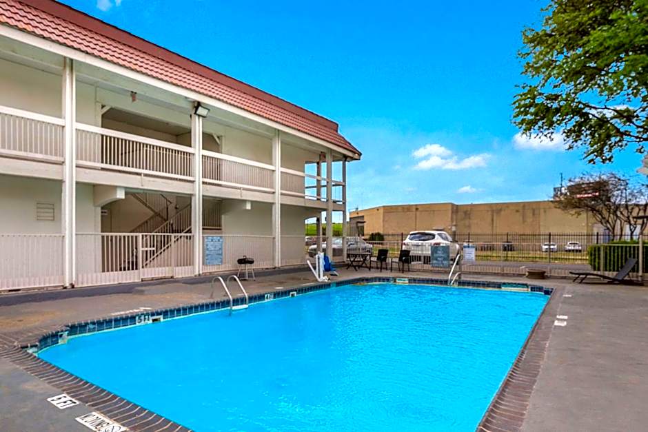 Motel 6 Dallas Market Center