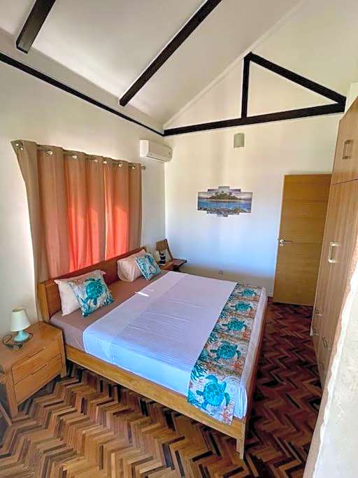 Villa Aglaia mit Pool, Garten und Palmen