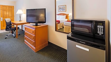 ACCESSIBLE - 1 KING,COMMASSISTANCE,NSMK,CONTINENTAL BREAKFAST