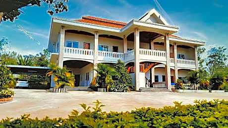 Beyond Pub, Guest​ House & Hotel