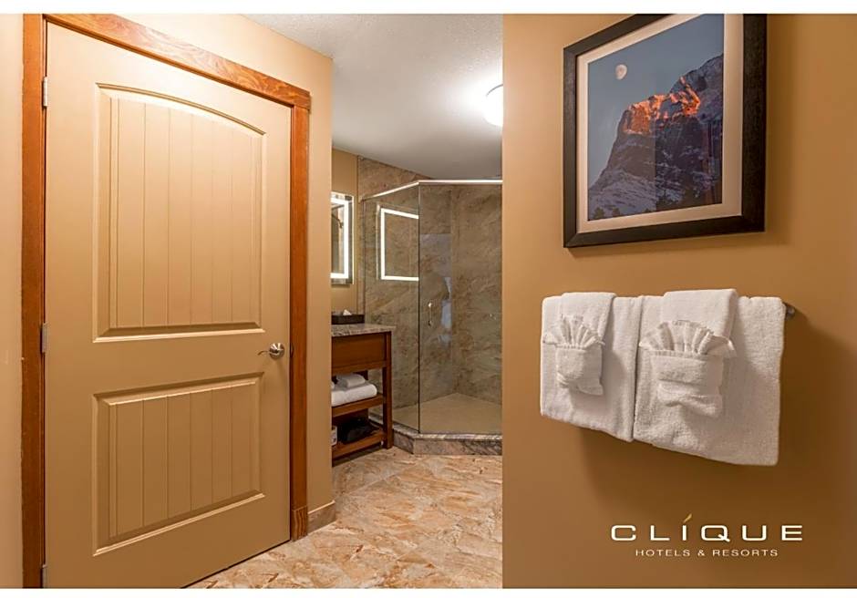 Falcon Crest Lodge by CLIQUE