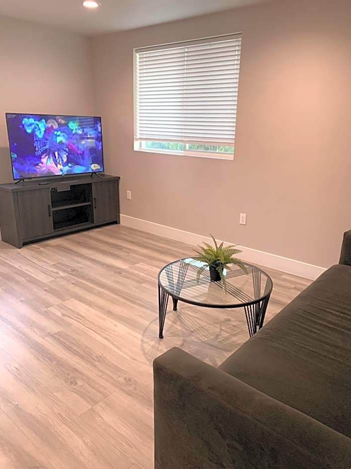 PRIVATE ROOM IN NEW APPARTMENT WITH FULL BATH