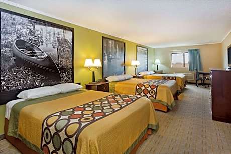 Superior Queen Room with Three Queen Beds - Non-Smoking