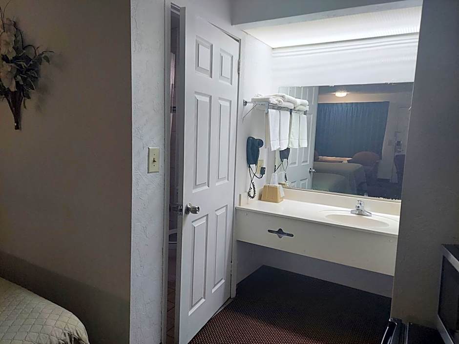 Driftwood Inn - Lake City