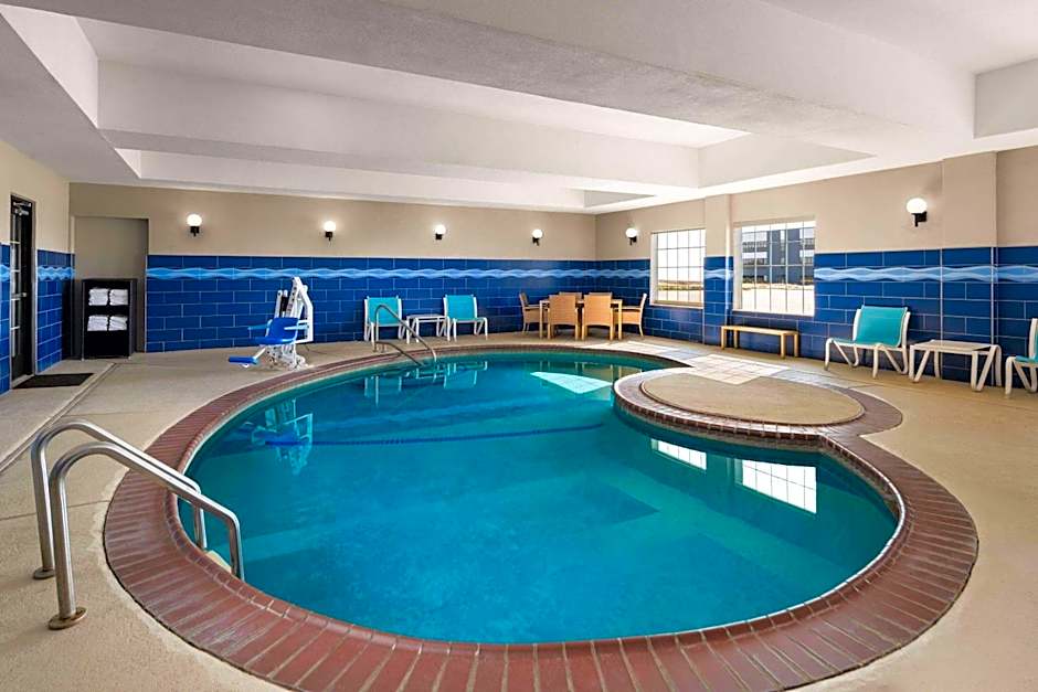 La Quinta Inn & Suites by Wyndham Denton - University Drive