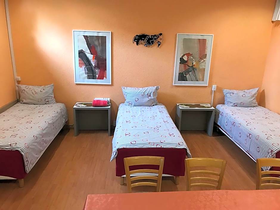 Quadruple Room with Private Bathroom — 5 fotoğraftan 1. fotoğraf