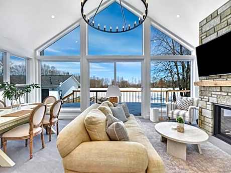 Gorgeous private retreat with hot tub