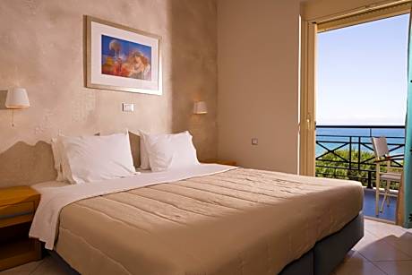 Double or Twin Room with Sea View