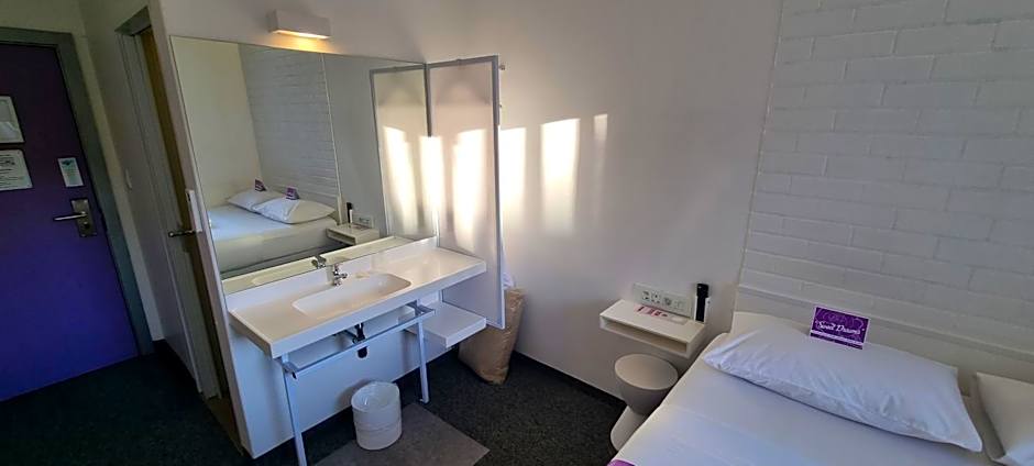 Check Inn Hotel