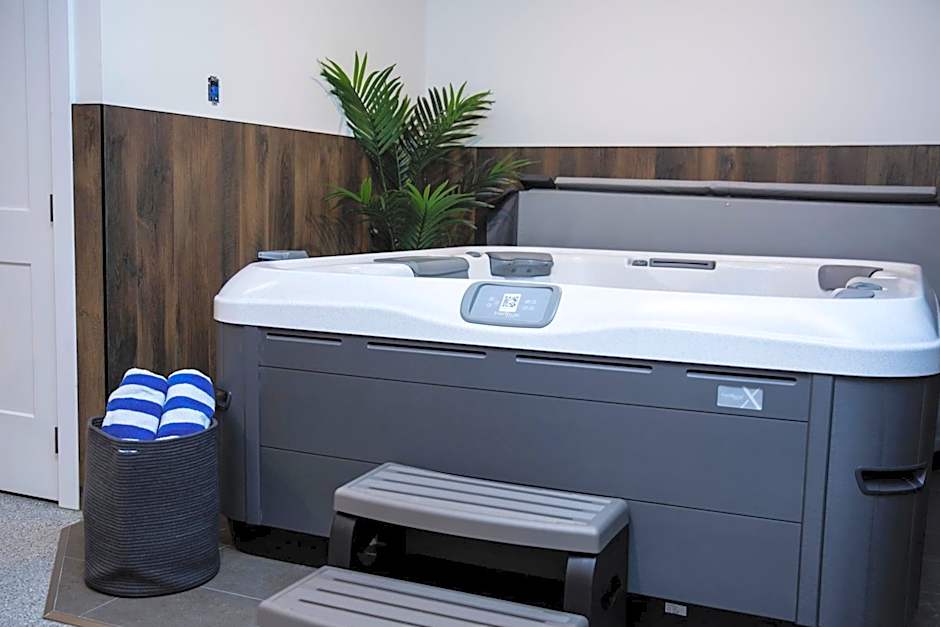 The Stellar Condo - Cozy 2 Bedroom with Hot Tub