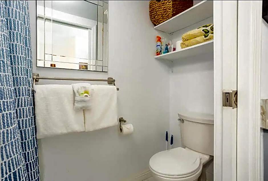 DOWNTOWN Hawaiian Theme Condo with Hot Tub, Pool & Beach - Kona Islander Inn
