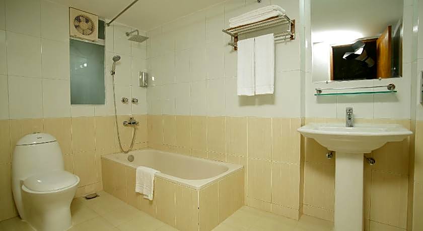 Richmond Hotel And Suites