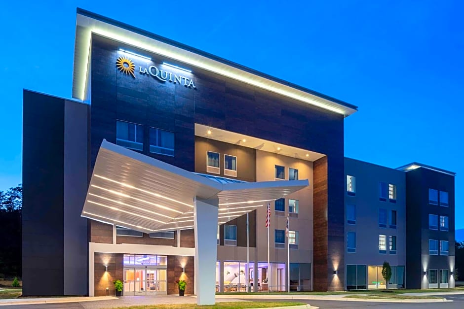 La Quinta Inn & Suites by Wyndham Greensboro Airport