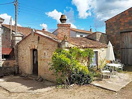 Gatekeepers Cottage Tiny House, Taizé, Deux-Sevres, Velo Francette