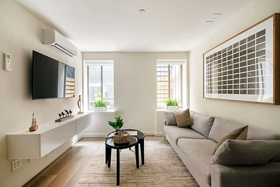 Massive 1BR w Private Patio in Upper East Side