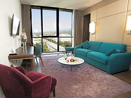 Superior Suite with 1 kingsize bed and sofa