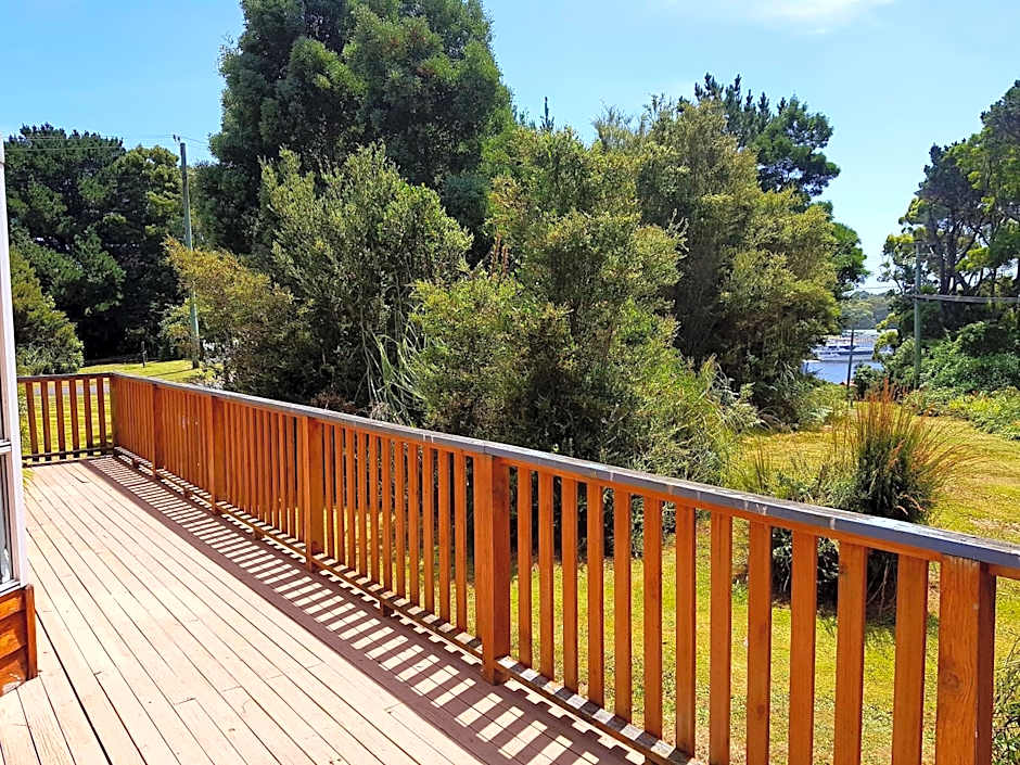 Regatta Point Tavern & Holiday Villas