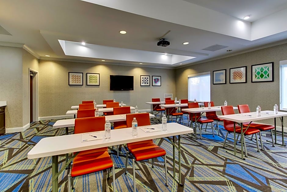 Holiday Inn Express Hotel & Suites Columbus-Fort Benning, an IHG Hotel