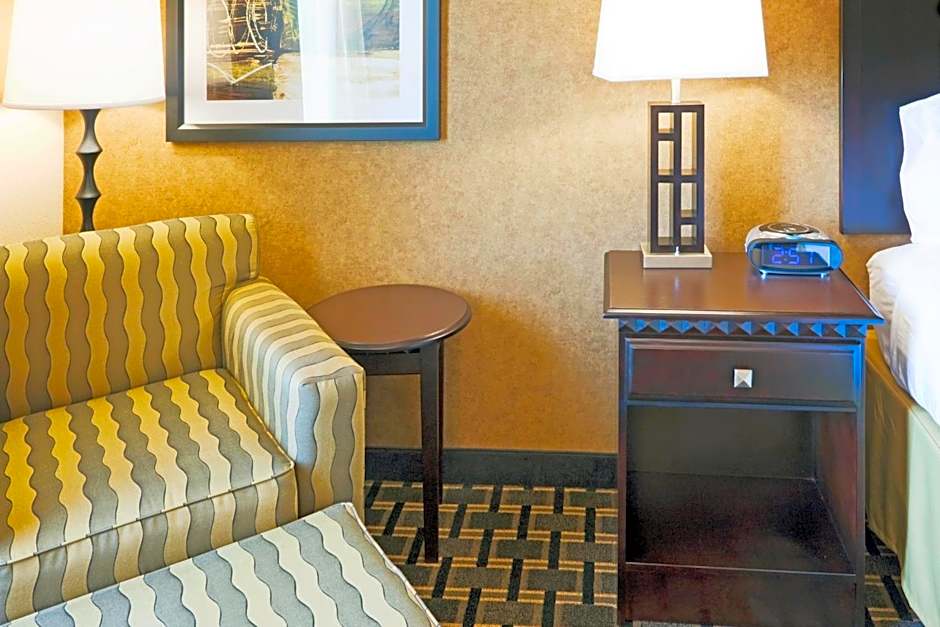 Holiday Inn Express Hotel & Suites Ennis By IHG