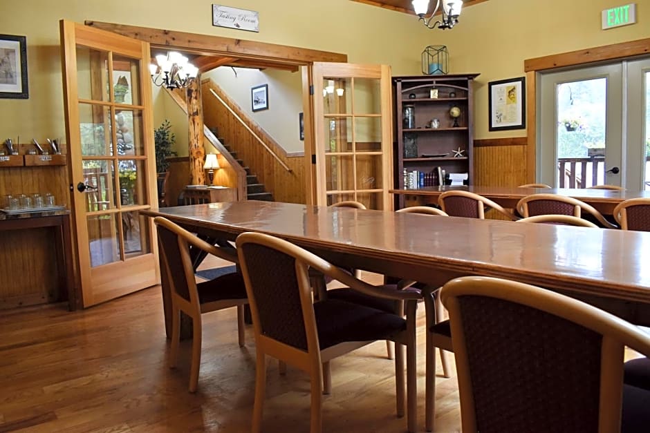 Exit Glacier Lodge
