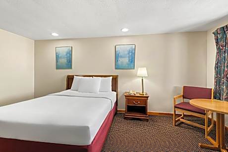 1 Queen Bed Non-Smoking