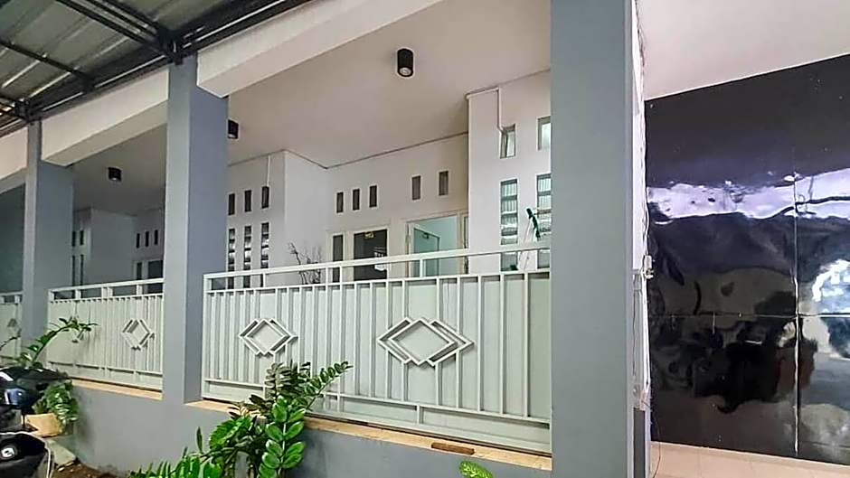 Anind Guest House near Museum Angkut Batu RedPartner – Batu, MO
