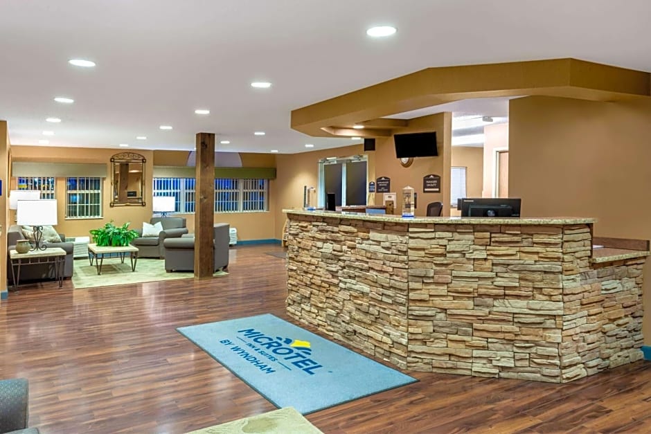 Microtel Inn & Suites by Wyndham Raton