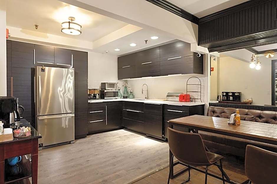 Independence Square 210, Beautiful Studio with Kitchenette, Great Location in Downtown Aspen