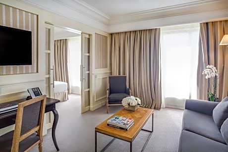 Junior Suite with Landmark View